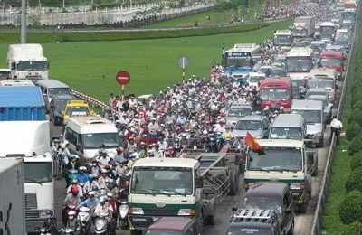 Sáng 30-4, TPHCM: Ùn tắc giao thông kéo dài trên xa lộ Hà Nội, cầu Bình Điền