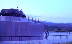 Xe tăng bị ta bắn cháy ở cứ điểm Làng Vây - Khe Sanh hiện được trưng bày tại thị trấn Khe Sanh. Ảnh: M.A.