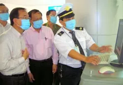 Phó Chủ tịch Thường trực UBND TPHCM Nguyễn Thành Tài (bìa trái) kiểm tra công tác giám sát dịch tễ cúm A/H1N1 tại sân bay Tân Sơn Nhất sáng 1-5. Ảnh: Tg.Lâm
