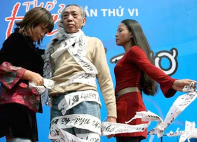 Tranh cãi về “trình diễn văn học”