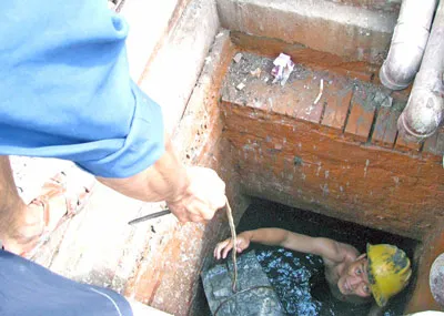 Lặng lẽ công nhân thoát nước