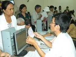 Đại diện doanh nghiệp làm hồ sơ hoàn thuế ở chi cục thuế. Ảnh: Thành Tâm