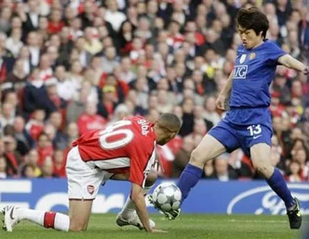 Park Ji Sung vượt qua Kieran Gibbs ghi bàn mở tỷ số cho M.U. Ảnh: AP.