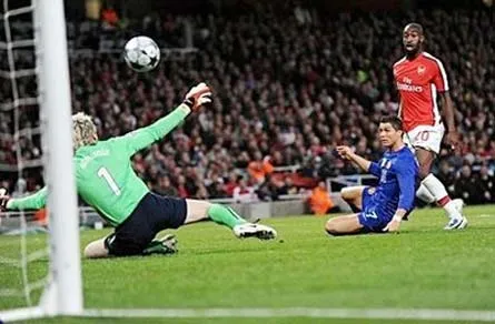 Cristiano Ronaldo trong pha bóng buộc Manuel Almunia lần thứ ba vào lưới nhặt bóng. Ảnh: AP.