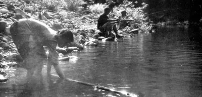 Phút thư giãn của những người lính Trường Sơn. Ảnh: LÂM TẤN TÀI