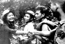 Những cuộc chia tay ở chiến trường, dẫu biết có thể không bao giờ gặp lại nhưng vẫn rạng rỡ nụ cười. Ảnh: LÂM TẤN TÀI