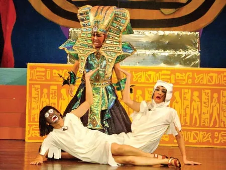 Hãy cho biết hai nghệ sĩ trong ảnh này tên gì, tham gia tác phẩm nào, của tác giả,  đạo diễn nào?