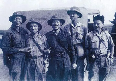 Đồng chí Hoàng Thế Thiện (thứ nhất từ trái sang) cùng đồng đội trên đường Trường Sơn.
