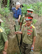 Ông Nguyễn Xuân Liên (đi sau cùng) gặp những người cựu binh Trường Sơn năm xưa và giới thiệu với họ về Làng chiến tranh