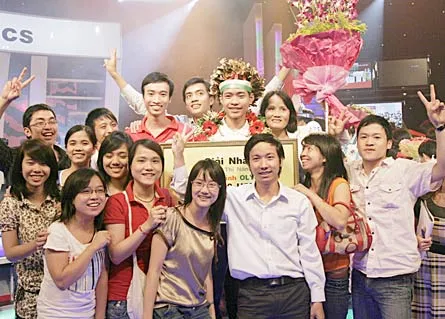 Bạn bè chúc mừng Hồ Ngọc Hân đoạt ngôi vô địch Đường lên đỉnh Olympia năm thứ 9.