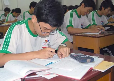 Học sinh lớp 12 Trường THPT Marie Curie trong giờ học ôn thi môn Toán. Ảnh: MAI HẢI