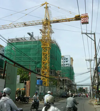 Hàng chục tấn bê tông treo lơ lững trên đầu người đi đường (ảnh chụp trên đường Nguyễn Thị Nhỏ, quận 11, TPHCM)