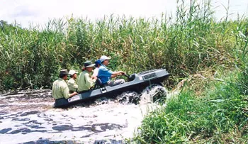Tuần tra bảo vệ rừng. Ảnh: TRUNG HƯNG