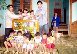 Nguyễn Quang Thạch trao tặng tủ sách cho một dòng họ.