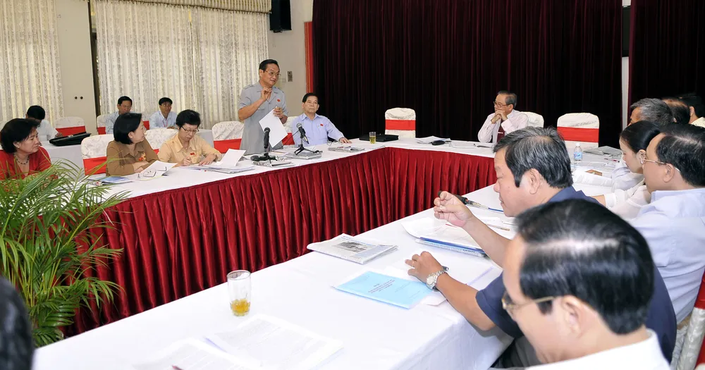 Đoàn đại biểu Quốc hội TPHCM và tỉnh Quảng Ngãi thảo luận tại tổ, sáng 21-5.