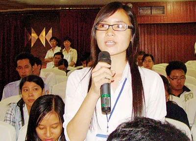 Phùng Trần Nguyệt Anh (ĐHQG TPHCM) đặt câu hỏi với lãnh đạo các tỉnh ĐBSCL. Ảnh: T.HÙNG
