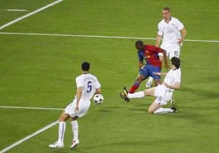 Tiền đạo Samuel Eto'o (áo sậm), ghi bàn thắng mở tỷ số cho Barca.