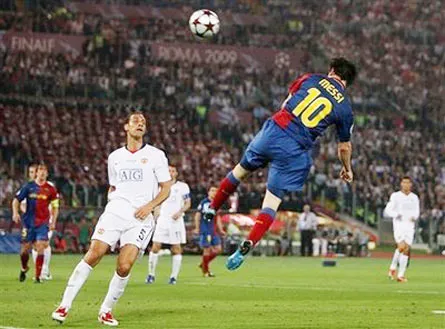 Lionel Messi đánh đầu ấn định chiến thắng 2 - 0 cho đội nhà. Ảnh: AFP.