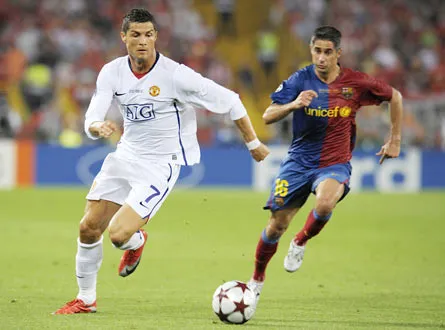 Ronaldo (trái) nỗ lực vượt qua Busquets.