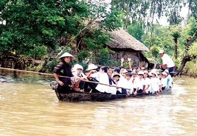 Chông chênh những chuyến đò chở chữ. Ảnh: THÁI BẰNG