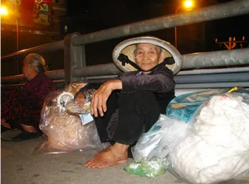 Cụ Đoàn Thị Sáu phải mưu sinh trên cầu Ông Lãnh (Q.4) với những chiếc bao đựng cả “gia tài” của bà
