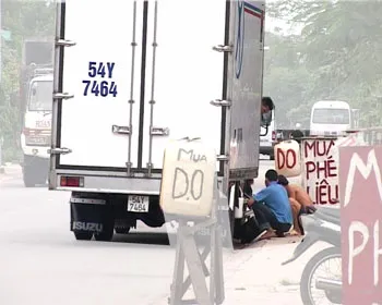 Tài xế “rút ruột” dầu xe ảnh 2