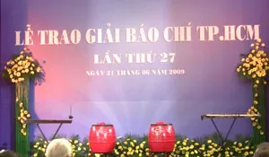 Dự lễ trao giải Báo chí quốc gia, Chủ tịch nước Nguyễn Minh Triết: Báo chí phải nỗ lực cùng đất nước vượt qua những khó khăn hiện nay ảnh 3