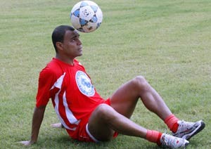 Denilson performs ball control skills at Hai Phong’s Lach Tray Stadium on June 1, 2009