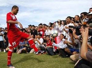 Denilson performs his skills at Lach Tray Stadium, Hai Phong City on June 2