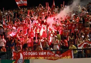 Hai Phong fans burn firecrackers at a stadium during a V-League match this season (Photo: SGGP)