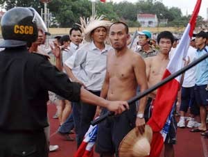 A Hai Phong fan fights against police at Vinh Stadium in Vinh City in May 2008 (Photo: SGGP)