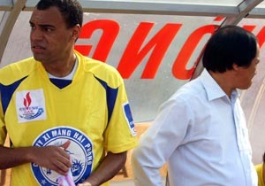 Denilson (L) and Hai Phong Cement chairman Le Van Thanh at Lach Tray Stadium in Hai Phong City during a V-League match June 21. They have said goodbye to each other. (Photo: SGGP)