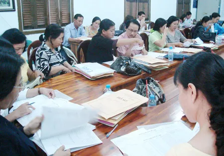 Sáng nay, hội đồng coi thi kiểm tra hồ sơ thí sinh tại HĐT Lê Hồng Phong. Ảnh: Diễm Lệ