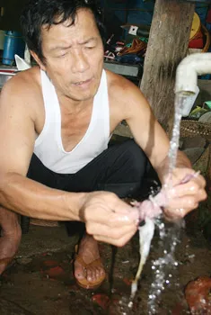 Ông Nguyễn Thanh Lâm làm cóc cho Lân ăn