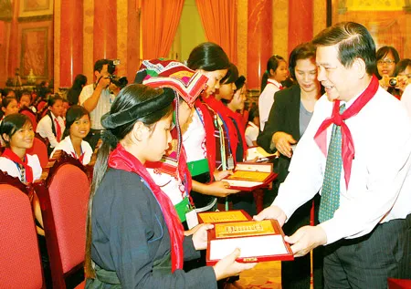 Chủ tịch nước Nguyễn Minh Triết gặp mặt 50 trẻ em có hoàn cảnh đặc biệt