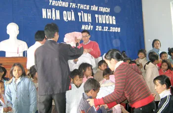 Áo ấm đến với những em nhỏ dân tộc A Rem