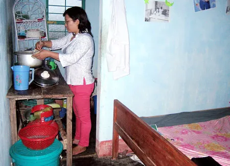 Căn phòng tập thể chật hẹp với 5-6 người ở đến nỗi chỗ ngủ cũng là vấn đề lớn mỗi khi có khách ở xa ghé thăm.