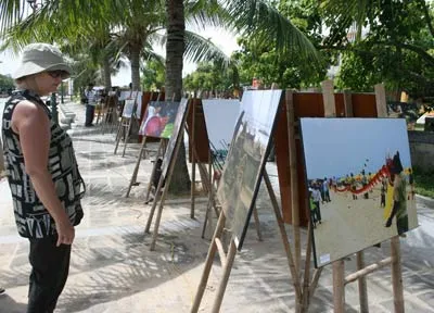 Du khách quốc tế xem triễn lãm ảnh Hội An trong lòng một người Hà Nội