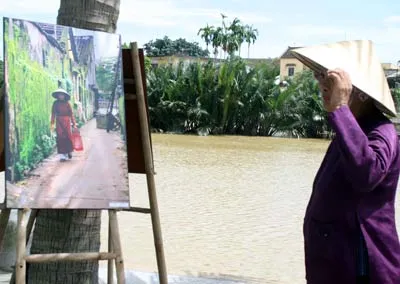 Triển lãm ảnh Hội An trong lòng một người Hà Nội bên bờ sông Hoài, TP. Hội An.