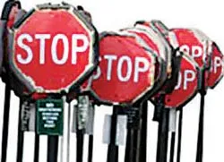 Các quốc gia vẫn không e ngại dựng lên những hàng rào thuế quan vì mục đích bảo hộ hàng hóa nội địa.