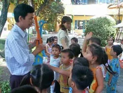 Quá tải các trường mầm non ở TPHCM - Hơn 12.000 trẻ học ở đâu?