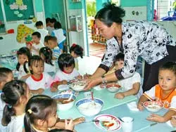 Các cô giáo mầm non luôn gặp quá tải do số lượng trẻ trong lớp quá cao. Ảnh: Tiêu Hà