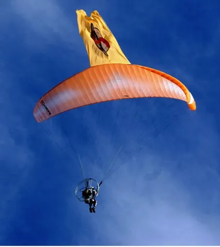 Nha Trang: Biểu diễn dù lượn có động cơ