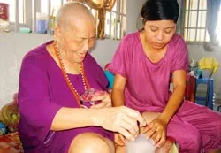 Út Lượm chia sẻ niềm vui với người già neo đơn ở mái ấm.