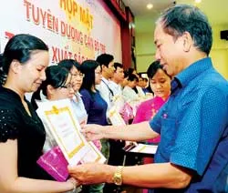 Đồng chí Dương Quan Hà, Trưởng ban Tổ chức Thành ủy TPHCM trao giấy khen cho các cán bộ trẻ xuất sắc. Ảnh: VIỆT DŨNG