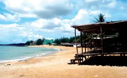 Giữa mùa du lịch, bãi tắm Cửa Tùng vẫn đìu hiu vắng khách.