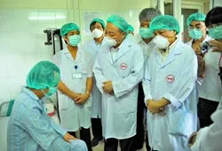 Bộ trưởng Bộ Y tế Nguyễn Quốc Triệu thăm bệnh nhân cúm A/H1N1 đầu tiên tại Hà Nội. Ảnh: Q.KHÁNH