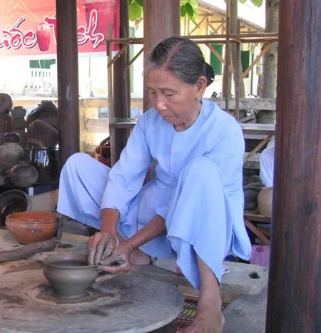 Trình diễn nghề làm gốm thủ công của làng Phước Tích, huyện Phong Điền, TT-Huế