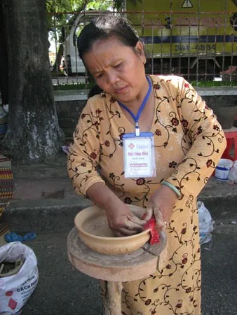 Trình diễn nghề làm gốm hoàn toàn bằng tay ở làng Gọ- Bình Thuận