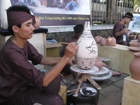 Vẽ trang trí trên gốm